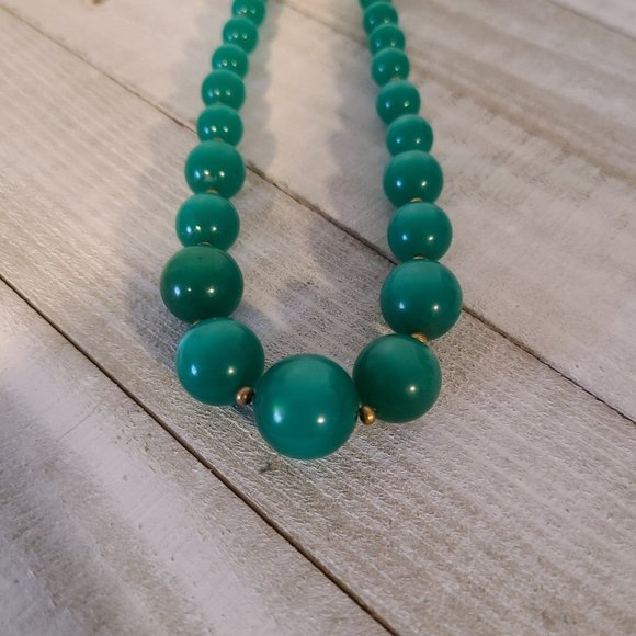 Vintage Green Acrylic Moonglow Graduated Beads Beaded Necklace Box Clasp - Picture 9 of 10